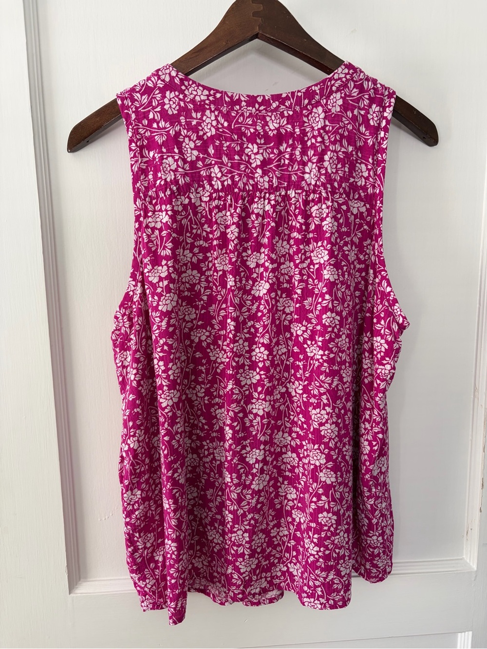 LOFT Fuchsia Floral Sleeveless Pleated Camisole. Fuchsia/white. Large - Picture 8 of 10